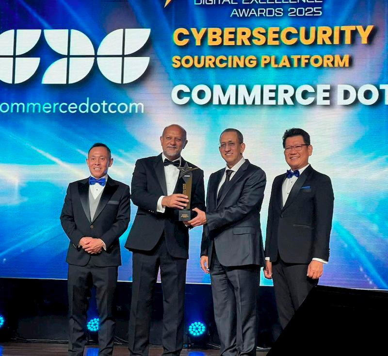 Executive Chairman of CDC, Syed Azmin Syed Nor (second from right), receiving the Cybersecurity Award from Minister of Digital YB Gobind Singh Deo at the PIKOM Digital Excellence Awards (PDEA) 2025 Gala Dinner in Sunway Resort Hotel.