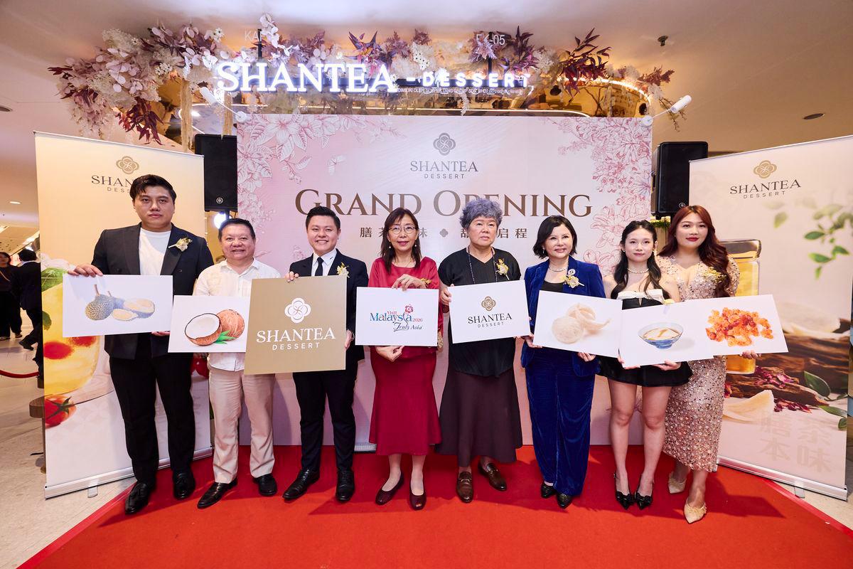 From left to right: Franchise Advisor George Tan; Datuk Seri Leow Fong Kam; Managing Director of SHANTEA Dessert Nevinn Leow; Seputeh Member of Parliament Teresa Kok; Chief Executive Officer of Mid Valley City Rennie Lee; Datin Seri Datuk Macinndhia Teh Kim Hong; Director of SHANTEA Dessert Sonia Leow; and Mandisa Tan.