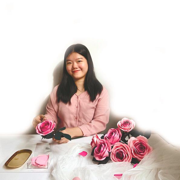 Soo making paper roses. – courtesy of Soo Wai Yan