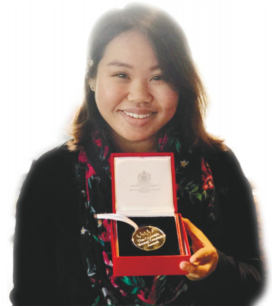 Quah showing the prestigious Queen’s Young Leaders medal that she received from Queen Elizabeth II. – BERNAMApix