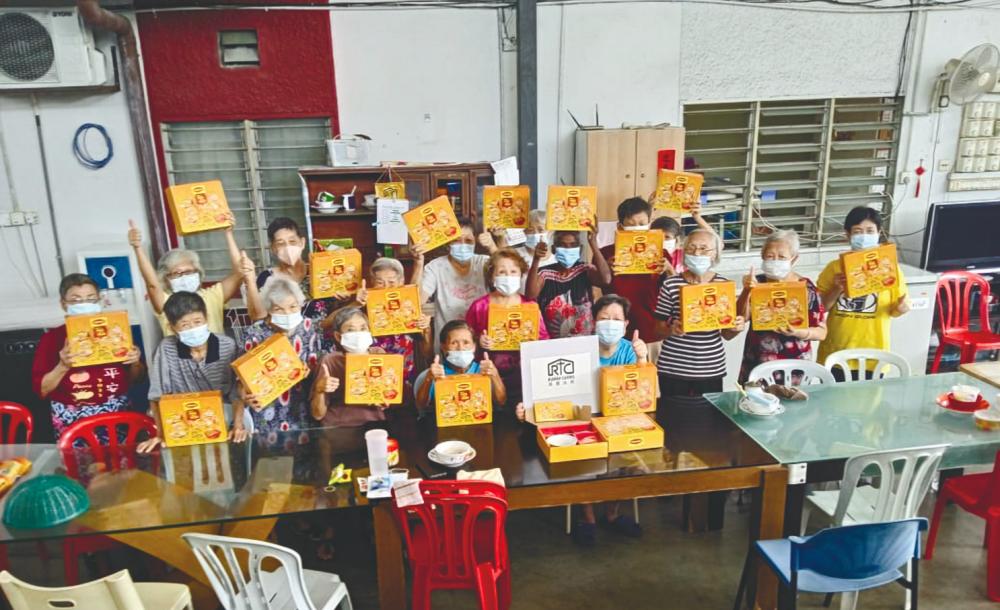 Senior citizens at Rumah Charis receiving goodies from MAGGI.