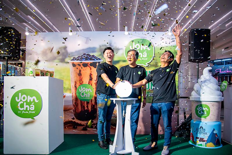 Chief Executive Officer of Farm Fresh JomCha Sdn Bhd, Eddie Lim (left) and alongside with Group Managing Director and Group Chief Executive Officer of Farm Fresh Berhad, Mr. Loi Tuan Ee with the Group Chief Operating Officer of Farm Fresh Berhad, Mr. Azmi Zainal at the launching ceremony of Jom Cha held at the Jom Cha outlet in IOI City Mall