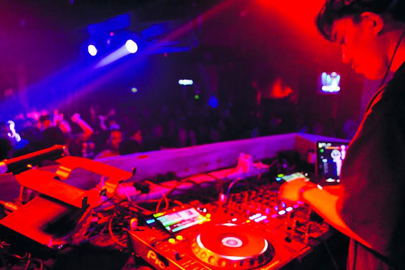 $!DJ spinning Hip-Hop, EDM, and R&amp;B tracks in Reggae Bar Xtra. – BUZZ TEAM