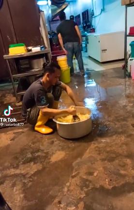 A screenshot from another video showing a worker using a bottle to mash what appear to be potatoes. – Twitter/@antaintiom $!A screenshot from another video showing a worker using a bottle to mash what appear to be potatoes. – Twitter/@antaintiom