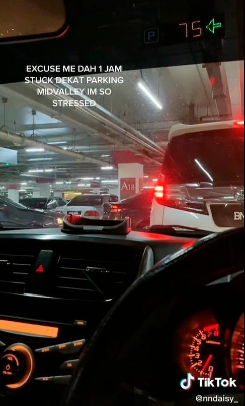 $!Not a comfortable situation to be stuck in a parking lot with so many cars. - TIKTOK