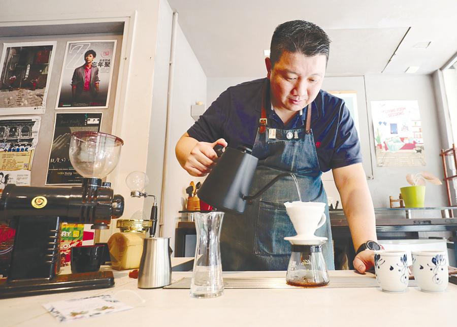 $!Lee preparing Colombian coffee at his cafe in Subang Jaya. – ASYRAF RASID/THESUN