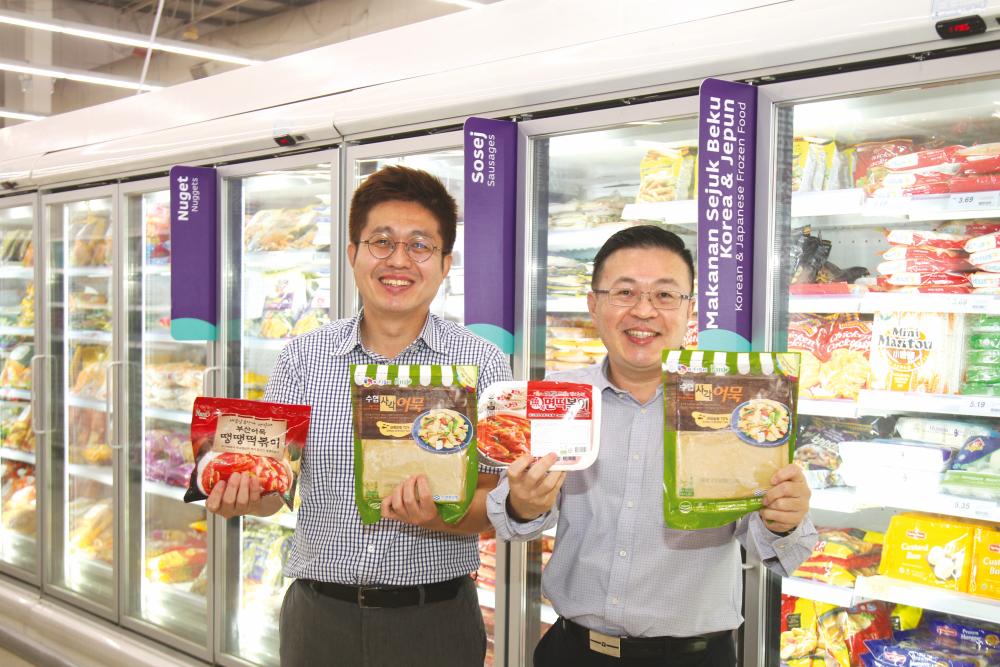 Lee (left) and Lim showing the company’s various products including the newly launched halal Korean fishcake at Lotus Hypermarket.