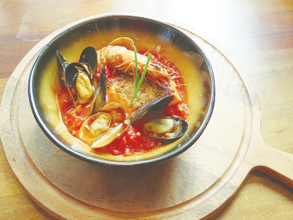 Seafood Soup Du Tomate. – PICTURES BY TAN BEE HONG