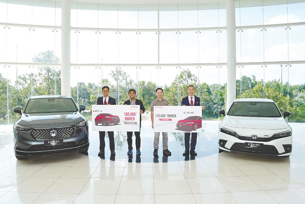 Honda Malaysia management celebrates the delivery of the 170,000th Civic and 150,000th HR-V with their proud owners.