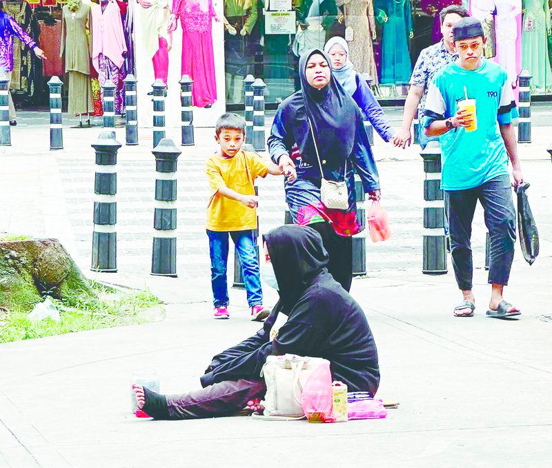 Norazman said foreign beggars here are either illegal immigrants with no valid travel documents or UN High Commissioner for Refugees cardholders – Syed Azahar Syed Osman/theSun