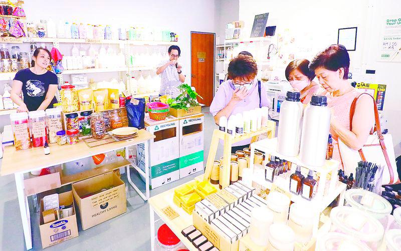 Lee (left) and Tan serving customers at Minimize Zero Waste Store – Amirul Syafiq/theSun