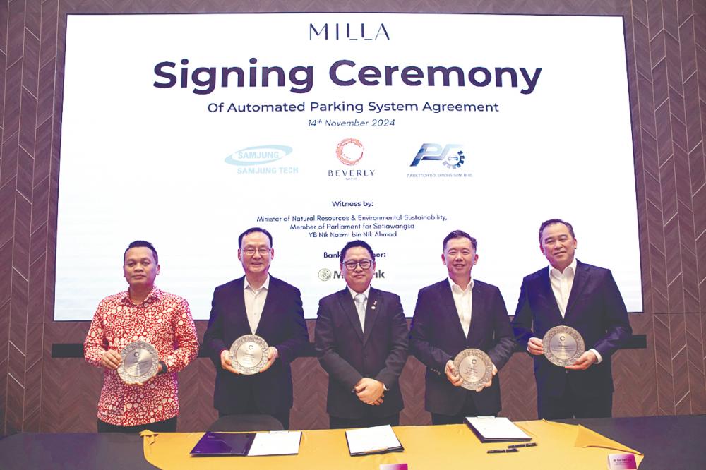 From left: Nik Nazmi, Choi, Lim, Parktech Solutions Sdn Bhd managing director Yow Kai Yong and Maybank commercial banking managing director Jason Wong Seong Kuan during the formalisation of the partnership.