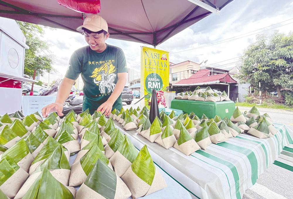 Food vendors are struggling to maintain affordable prices for customers as the cost of nearly all ingredients used, including coconut milk, continues to increase. – Amirul Syafiq/theSun