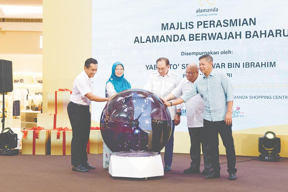 From left: Izwan Hasli, Zaliha, Anwar, Putrajaya Holdings chairman Datuk Kamil Khalid Ariff and Perbadanan Putrajaya president Datuk Fadlun Mak Ujud at the launch.