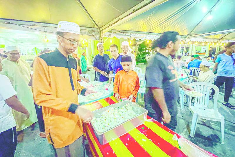 Experts advocate moderation during moreh by consuming healthier and balanced portions of the variety of food offered. – ADIB RAWI YAHYA/THESUN