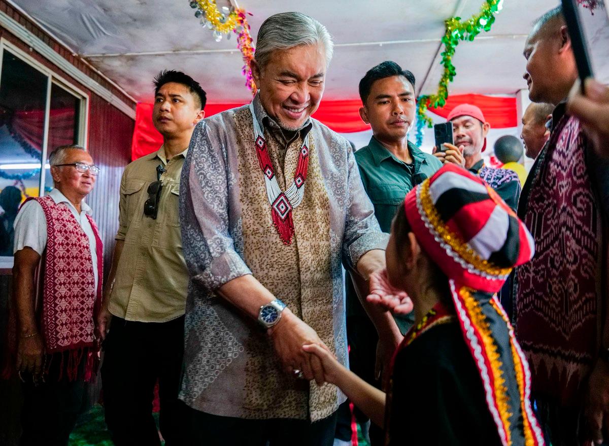 Deputy Prime Minister and Minister of Rural and Regional Development Datuk Seri Dr Ahmad Zahid Hamidi at the groundbreaking ceremony for the construction of the road from Kampung Kupang to Simpang Jalan Bajau in Rumah Rengan, Saratok today. - BERNAMA