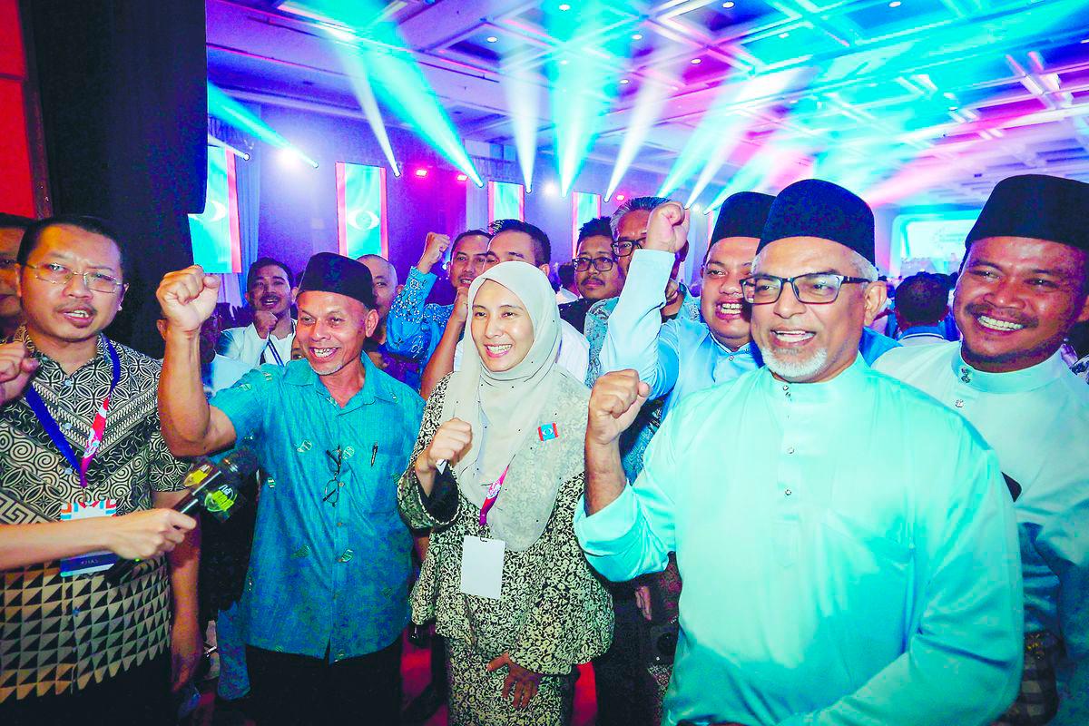 Azmi said one of Nurul Izzah’s immediate priorities should be persuading Rafizi to remain in the Cabinet, a key step in proving she can lead the whole party. – BERNAMApix