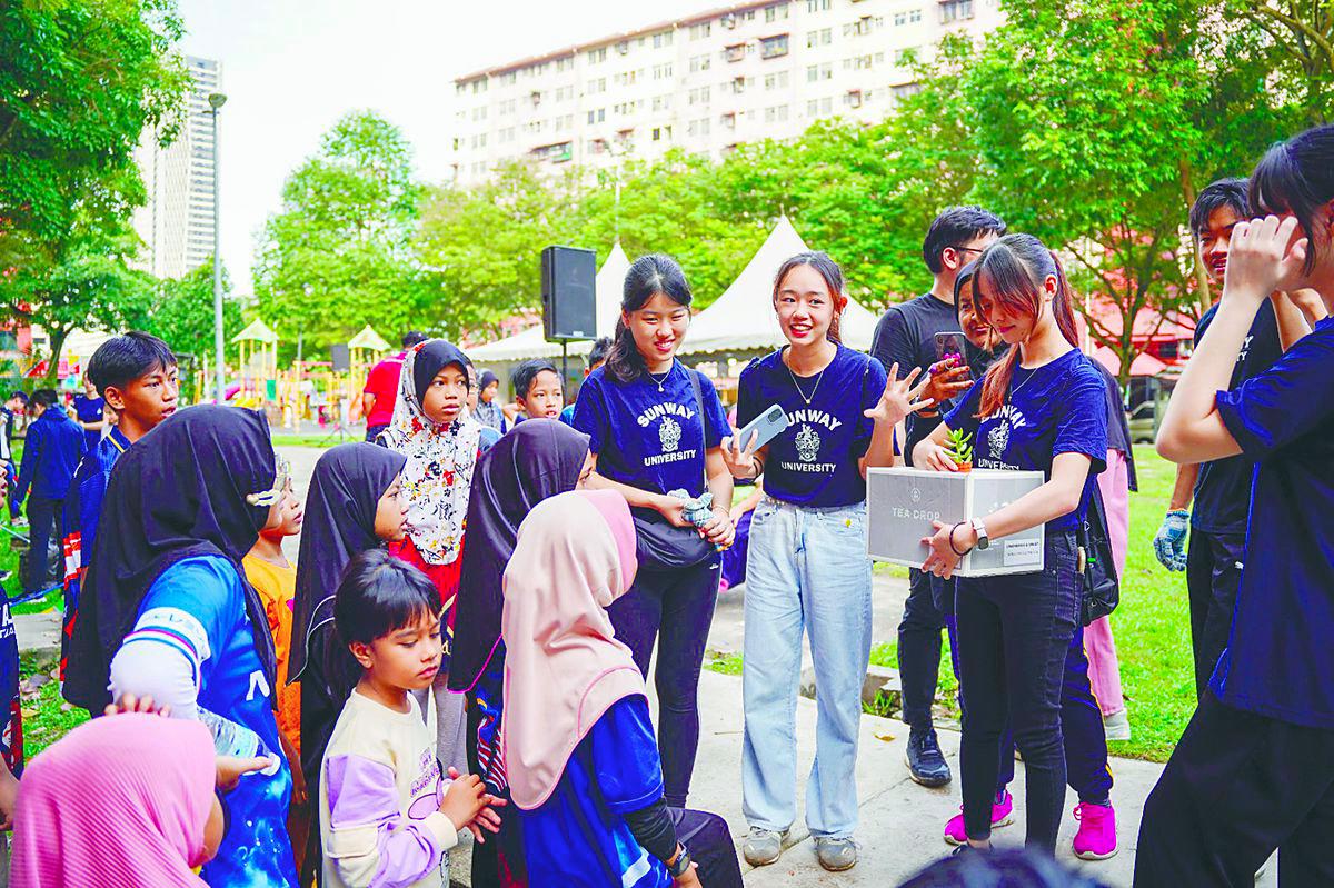 Sunway students have gained considerable insights by working with the B-40 community at Desa Mentari. Mahendhiran (second left) with Sibrandes (third left) sharing insightswith the children at a student engagement session.