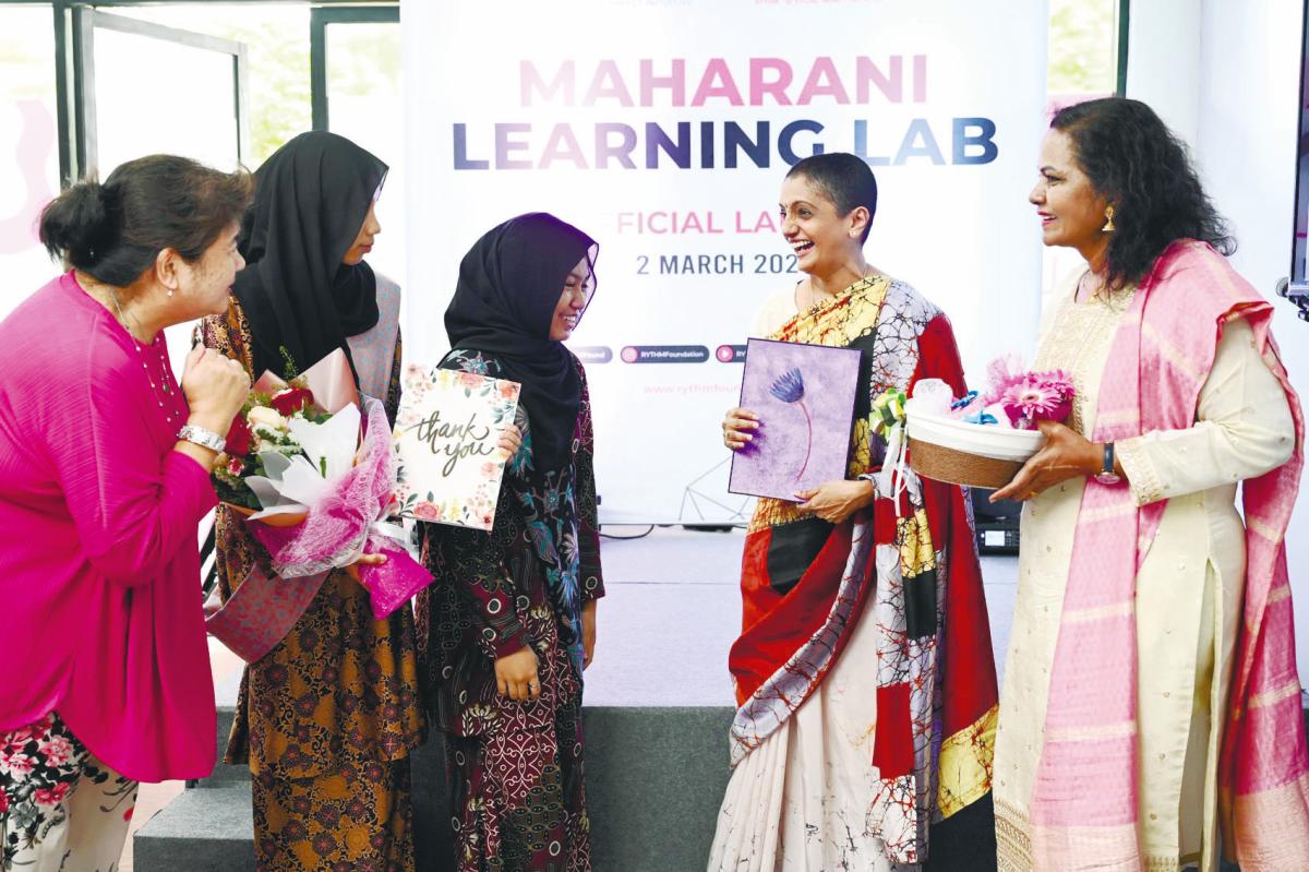 (fourth from left) Umayal handing over certificates to students at the MLL. $!(fourth from left) Umayal handing over certificates to students at the MLL.