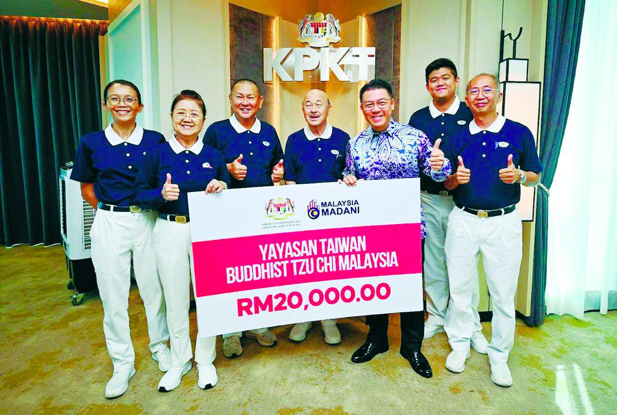 Nga (third from right) and the Tzu-Chi representatives with a mock cheque for the RM20,000. – Pic Courtesy of Housing and Local Government Ministry