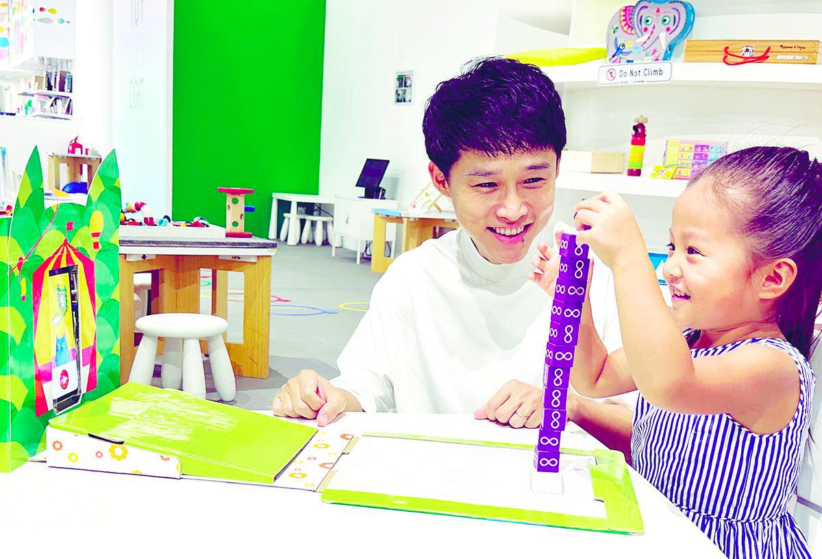 Shun introducing TOY8 screening to his daughter as a learning tool. $!Shun introducing TOY8 screening to his daughter as a learning tool.