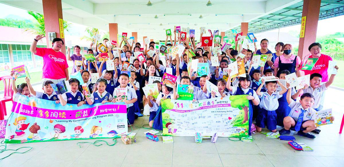 Students at SJK(C) Kalumpang in Kerling rejoice with the storybooks they received under the reading programme.