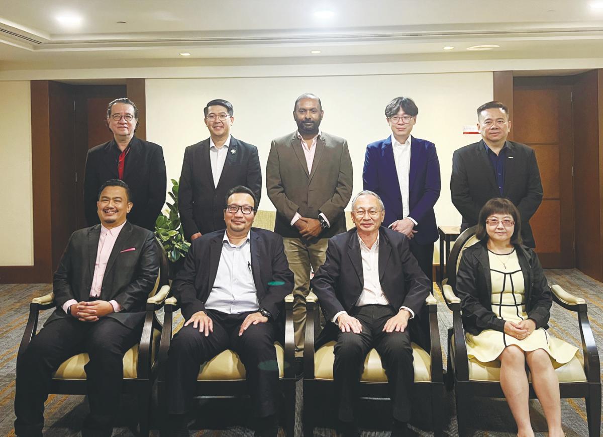 Seated (from left): Sarly, KPKT deputy director Datuk Muhamad Nahar, PEPS member Wong Kok Soo, and Goh. Standing (second from left): PAM member Axxu Hoi Jung Wai, Nageswaran, Ang, and RISM Board of Building Management chairperson Steven Pang Ching Chooi.