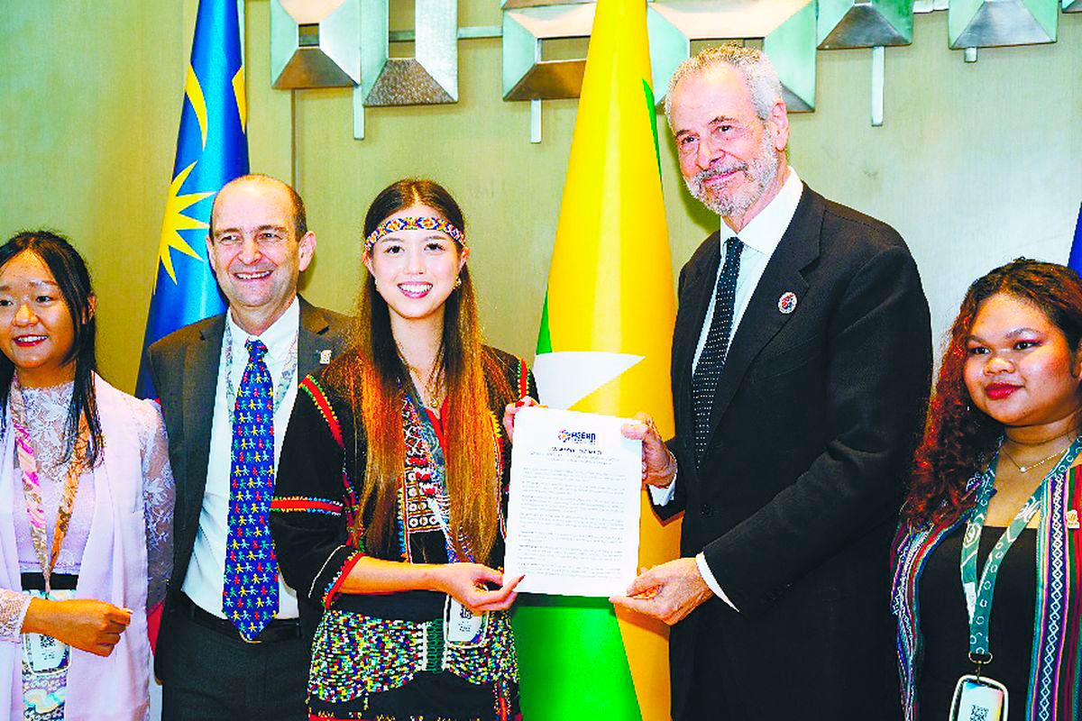 ASEAN youth delegates hand over Langkawi declaration to COP30 President Andre Correa do Lago during AMME2025.