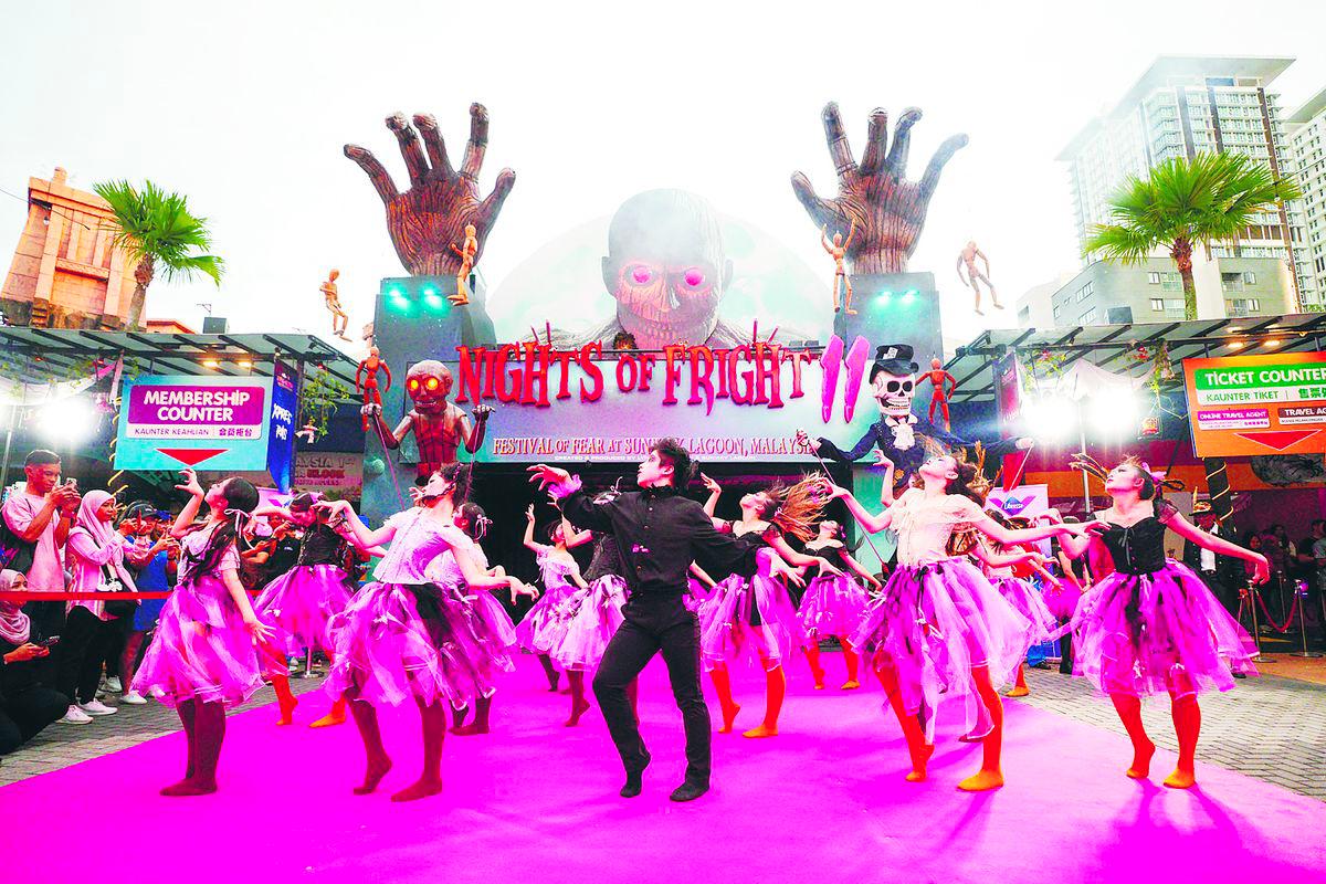 The night begins with a bang as scare actors and performers set the stage for NOF11’s spine-chilling launch at Sunway Lagoon.