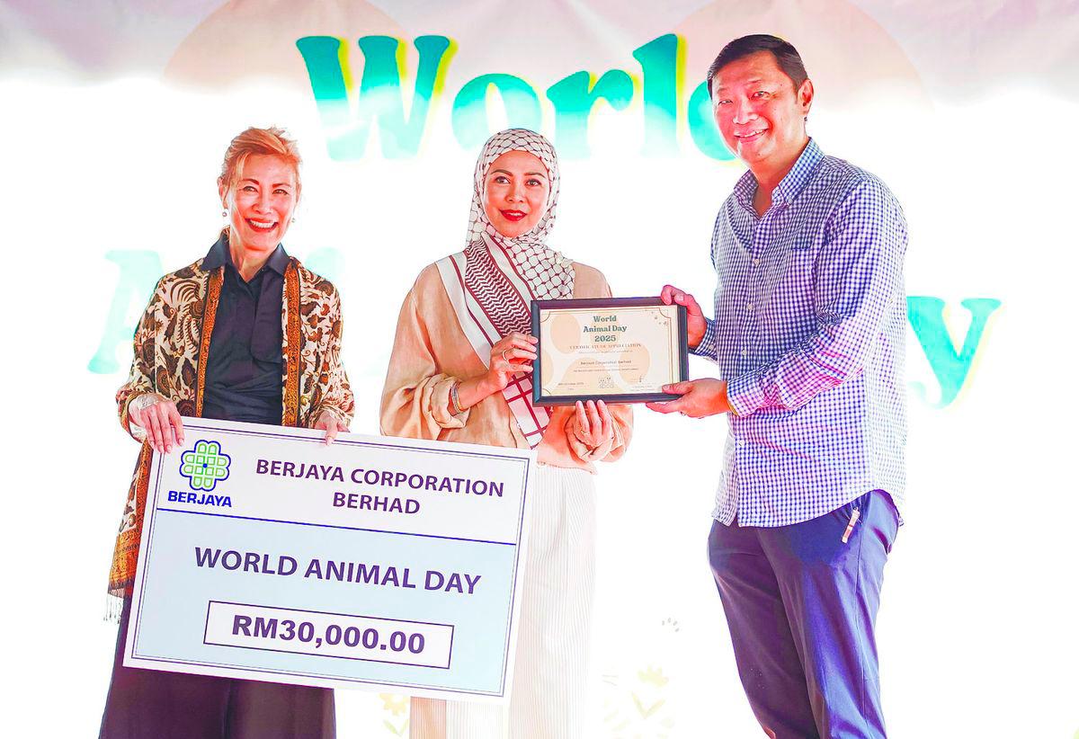 Tengku Permaisuri Norashikin (centre), accompanied by Chin, presenting a token of appreciation to Tan during the event. – Adib Rawi Yahya/theSun