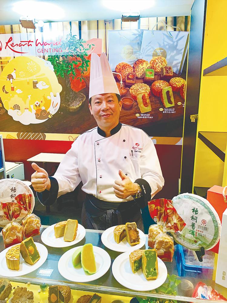 Resort World Genting’s Chef Gan Chee Keong and a variety of mooncake creations.