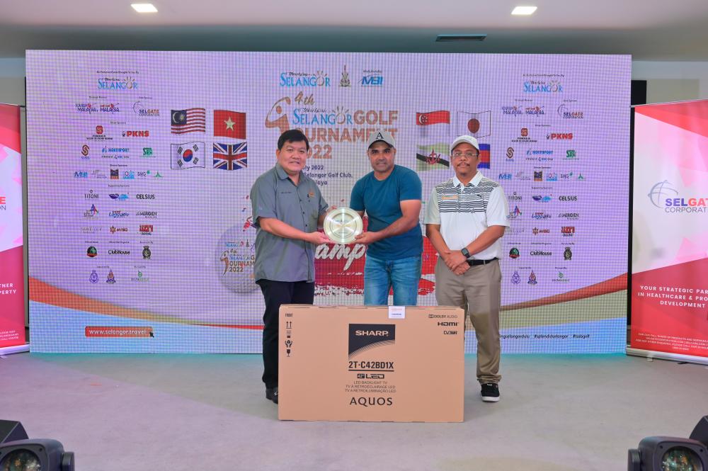 The first place winner is Mohd Hisham Abdullah (centre) for the 4th Tourism Selangor Golf Tournament together with Hee Loy Sian and Tourism Selangor CEO Azrul Shah Mohamad