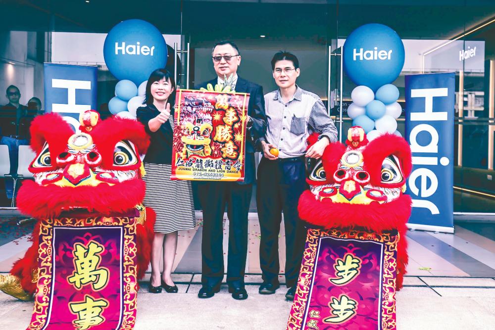 Haier Electrical Appliances senior manager Jasmine Lee, Haier Electrical Appliances managing director Shi ZhiYuan, and Haier Service Centre Partner Ng Say Lai at the grand opening of the HESC. – ADIB RAWI YAHYA/THESUN