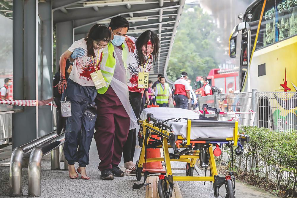 KD DiREx 2019 saw the involvement of multiple government agencies, Hospital Sungai Buloh and Thomson Hospital Kota Damansara, while the ‘victims’ were volunteers from local universities. – ADIB RAWI YAHYA/THESUN