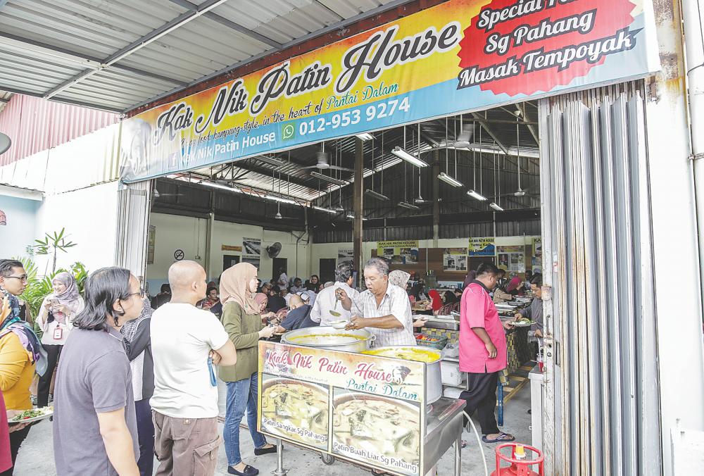 Customers lining up at the Kak Nik Patin House. – AMIRUL SYAFIQ MOHD DIN/THESUN