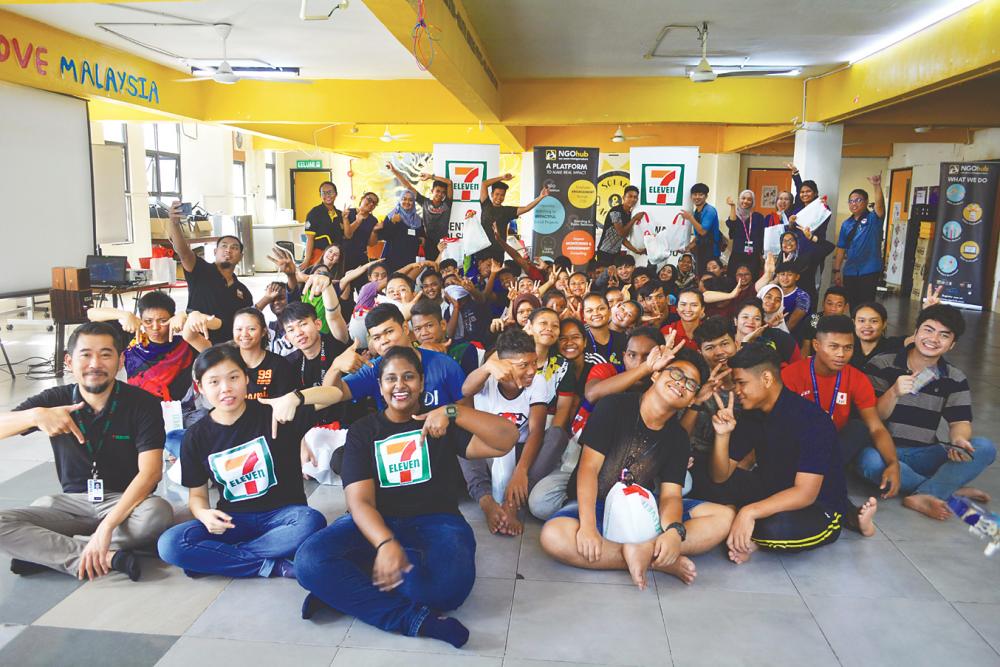The orang asli youths and volunteers from 7-Eleven Malaysia, NGOHub Asia &amp; Klinik Pergigian Kepong.