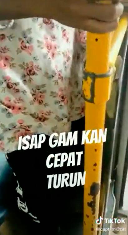 Prior to stealing the Honda City, the woman was sniffing glue straight from the container on a bus. – TWITTER $!Prior to stealing the Honda City, the woman was sniffing glue straight from the container on a bus. – TWITTER