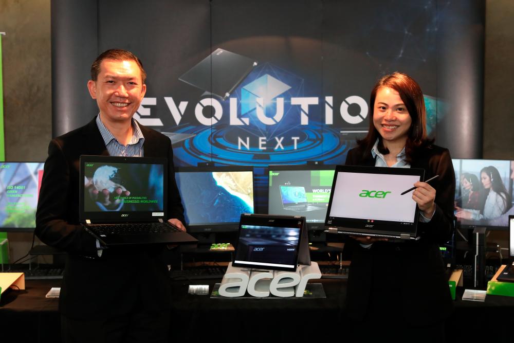 (From L) Chan, and Acer senior product executive Soo Yun Sin with the latest devices.