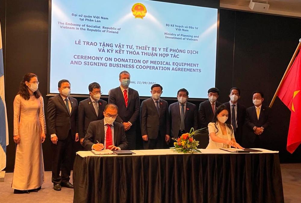 Ang and T&amp;T Group Joint Stock Company deputy general director Nguyen Thi Thanh Binh signing the MoU.