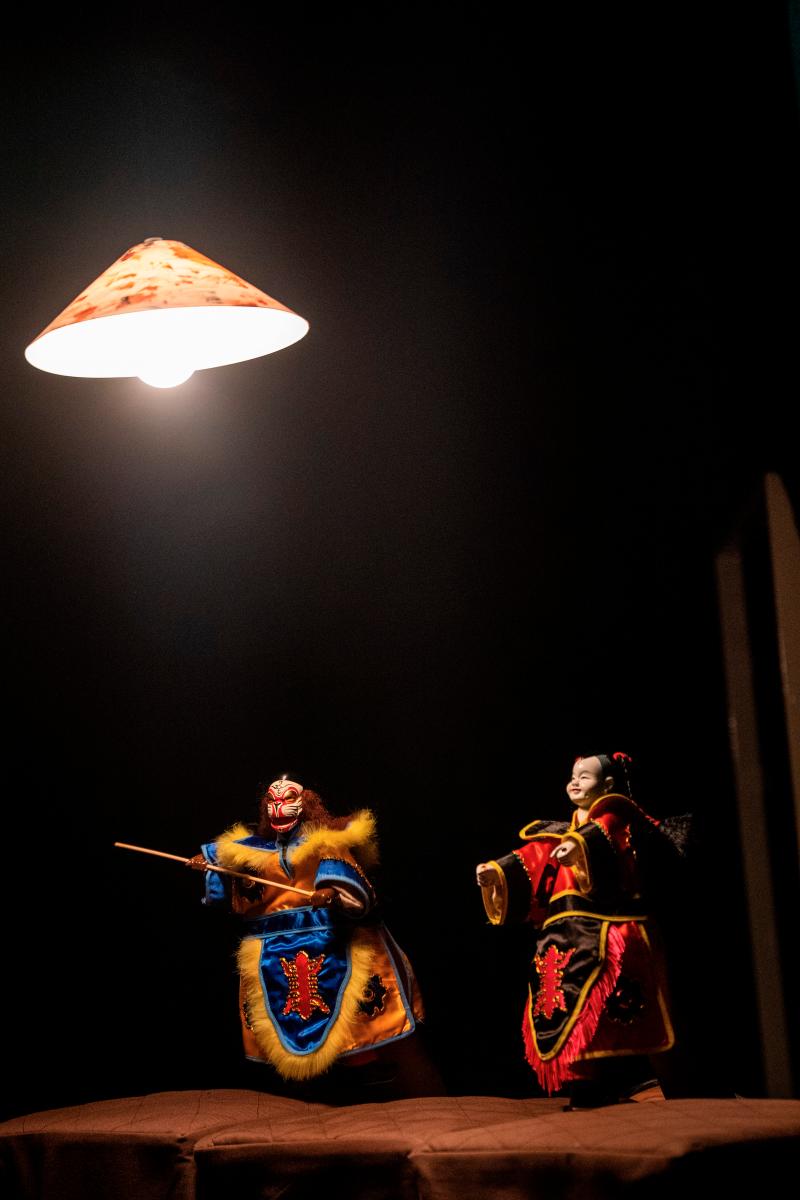 A fierce battle unfolds between two puppets: Sun Wukong and the Red Kid. $!A fierce battle unfolds between two puppets: Sun Wukong and the Red Kid.