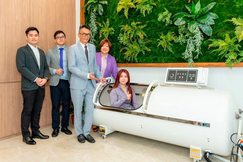 $!Lew (third from left) showcasing Hyperbaric Oxygen Therapy at the AmHope Rehab Centre.