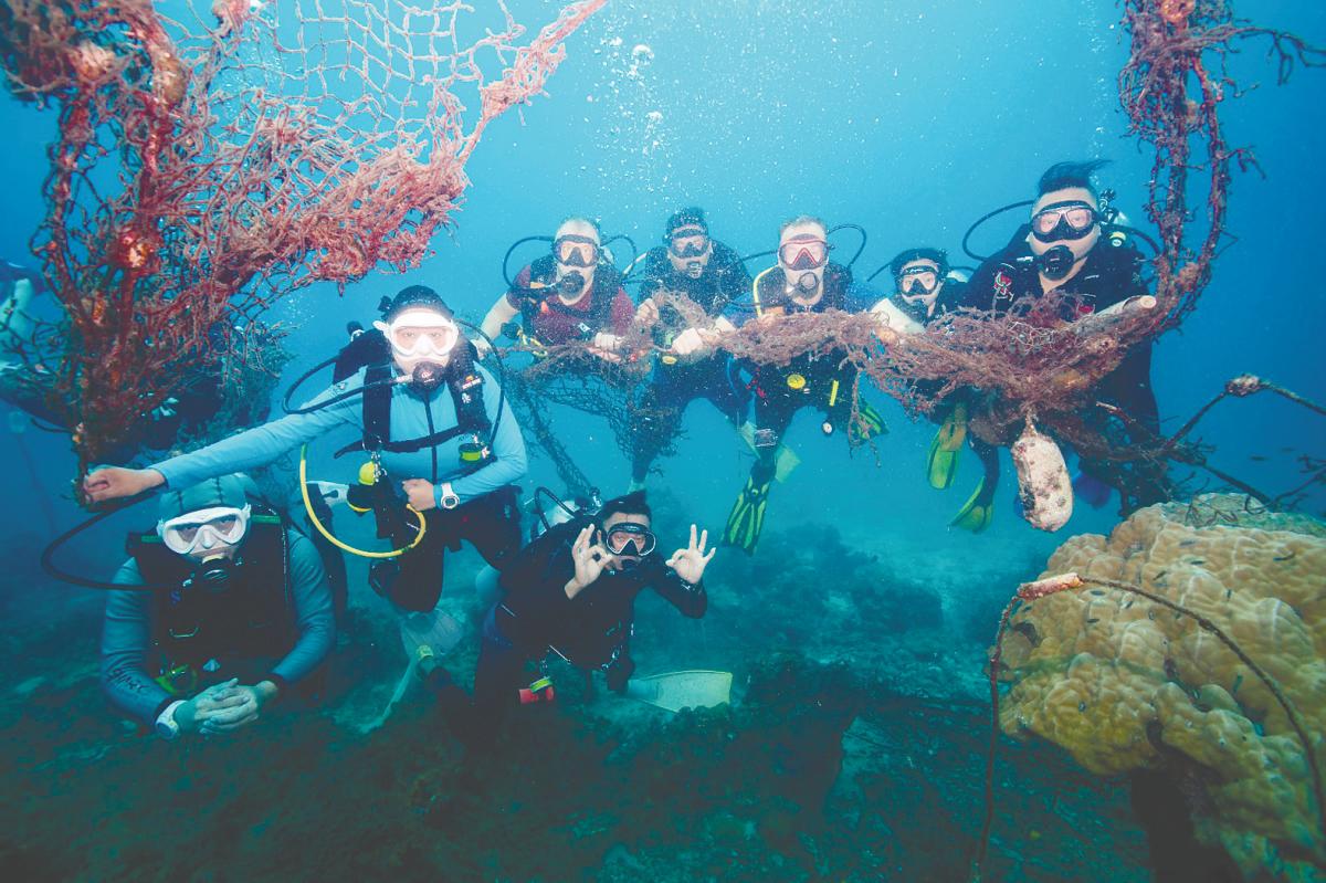 The Nestle Malaysia volunteers, UMT and APMM removed ghost nets from the ocean floor to help restore marine habitats and protect coral reefs from damage.