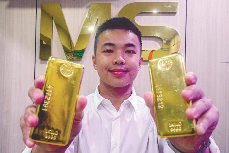 Leong displaying some of MS Jewels’ gold products.