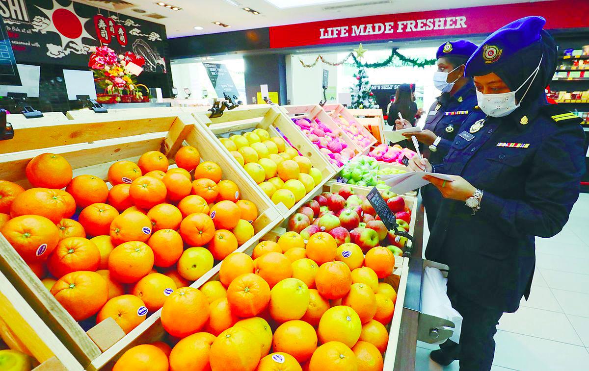 Supermarkets and grocers should be encouraged to offer rotational weekly discounts on local and commonly imported fruits under a “Healthy Fruit for All” initiative, making nutritious choices more accessible to everyone. – Masry Che Ani/theSun