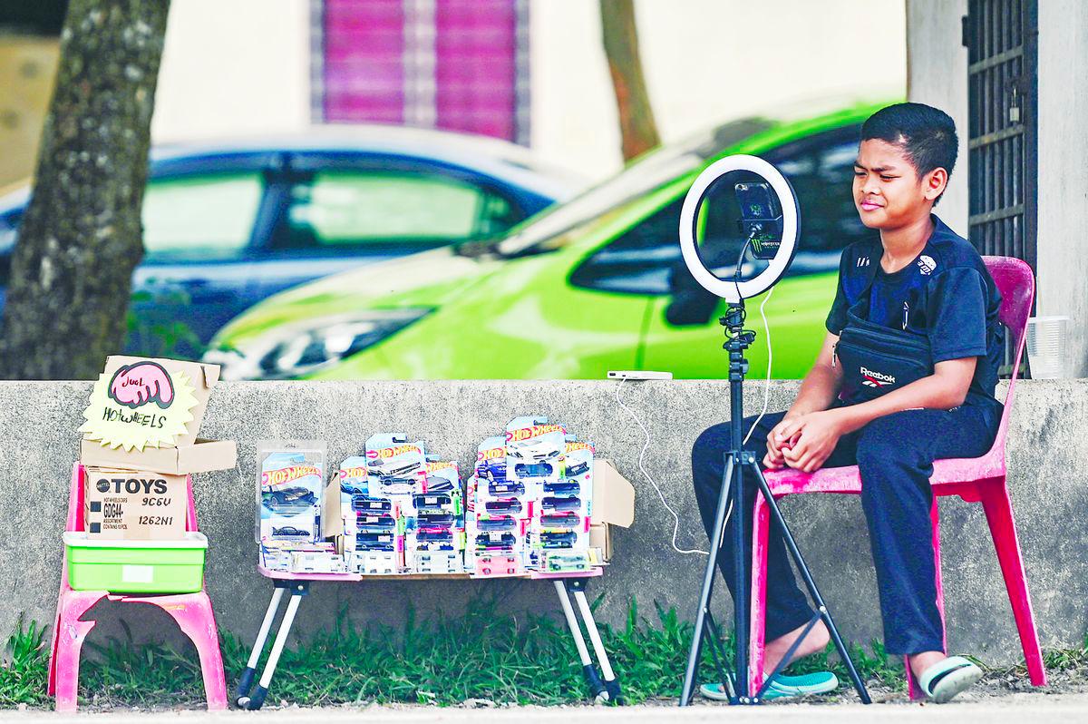 While teenagers master TikTok and digital natives switch between multiple platforms, many older adults struggle just to get online. – BERNAMAPIX