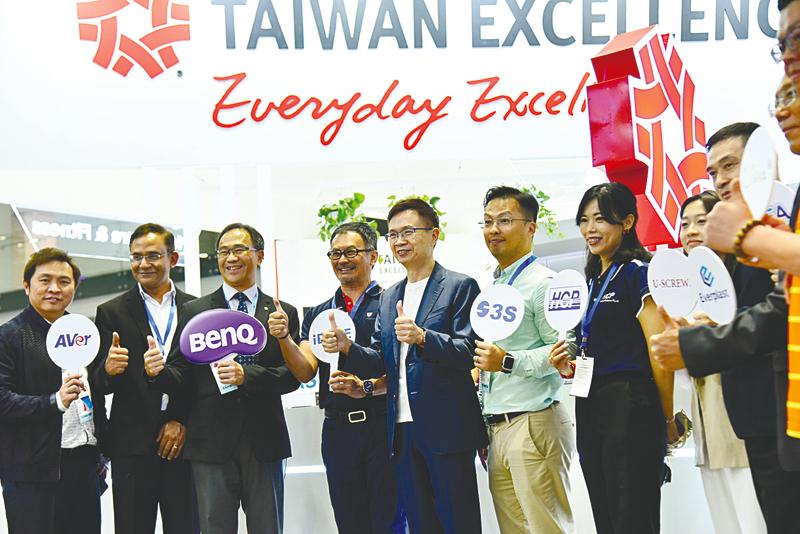 $!Taiwan Excellence is recognised as the industrial “Oscar awards” for Taiwanese products. Huang (centre) and award-winning Taiwanese manufacturers collaborate to promote the high-quality manufacturing prowess that Made-in Taiwan represents.