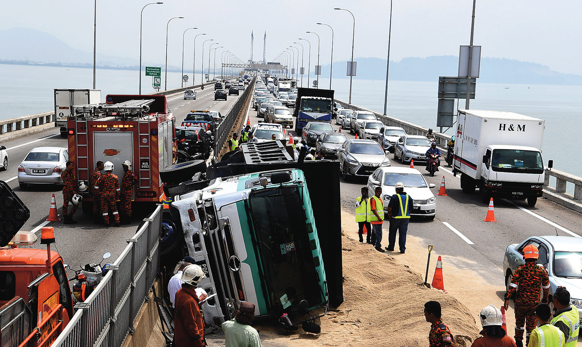 Many of these vehicles are poorly maintained, with inspections often neglected and substandard components used, compromising their roadworthiness and increasing the risk of fatal accidents. – BERNAMApix