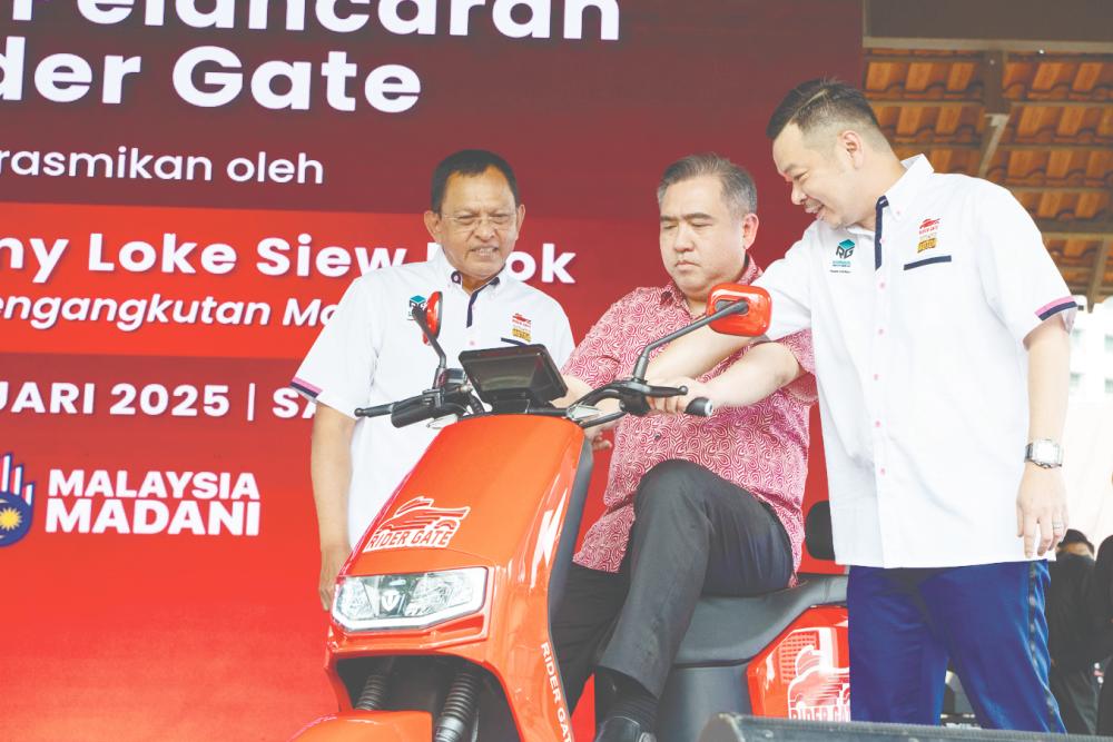 Loke (centre) launching the innovation at the Rider Gate 2025 event in Kuala Lumpur.