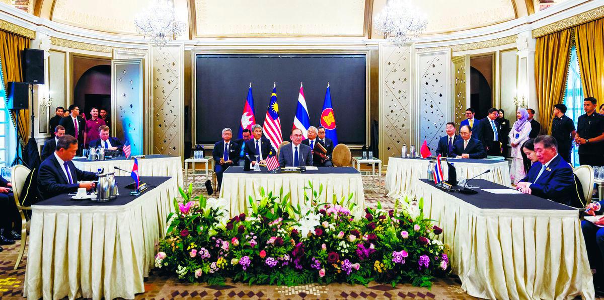 Anwar facilitating the meeting between the two leaders. – PIC COURTESY OF THE PRIME MINISTER’S OFFICE
