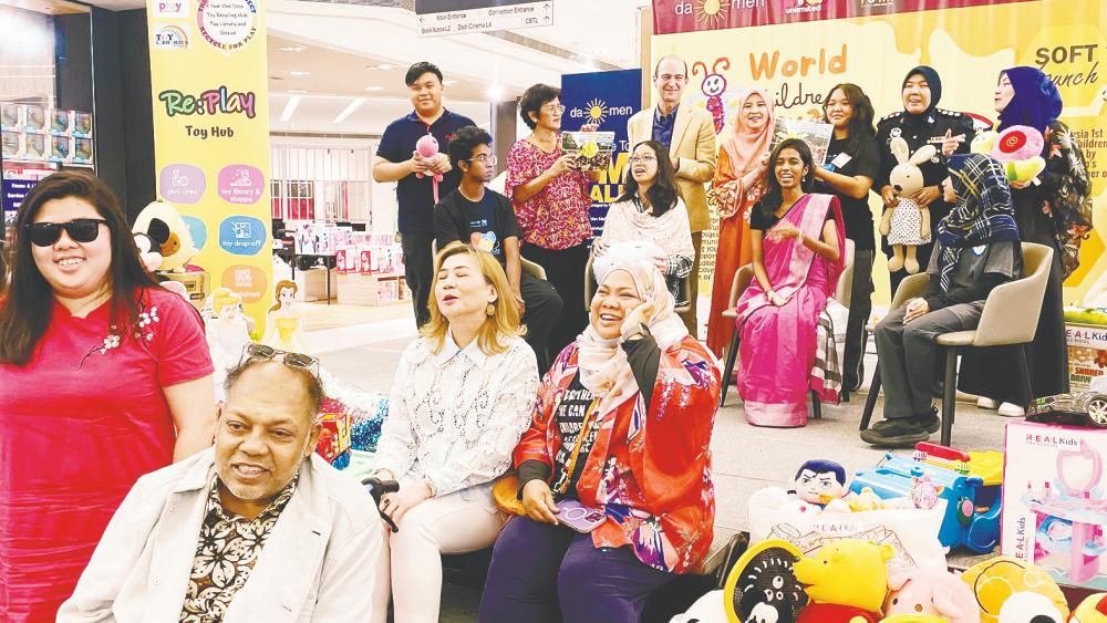 The launch attended by foreground (second from left) Datin PH Wong, Director and Child Rights Advocate, (third) Robert Gass, UNICEF representative, (fourth) Dr Farah and bottom row, Amanda Kong and Brian Lariche from the Make it Right Movement.